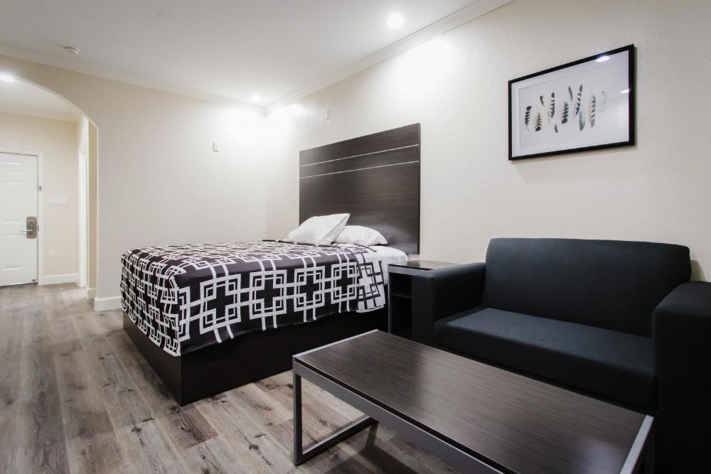 King Room - Non-Smoking interior
